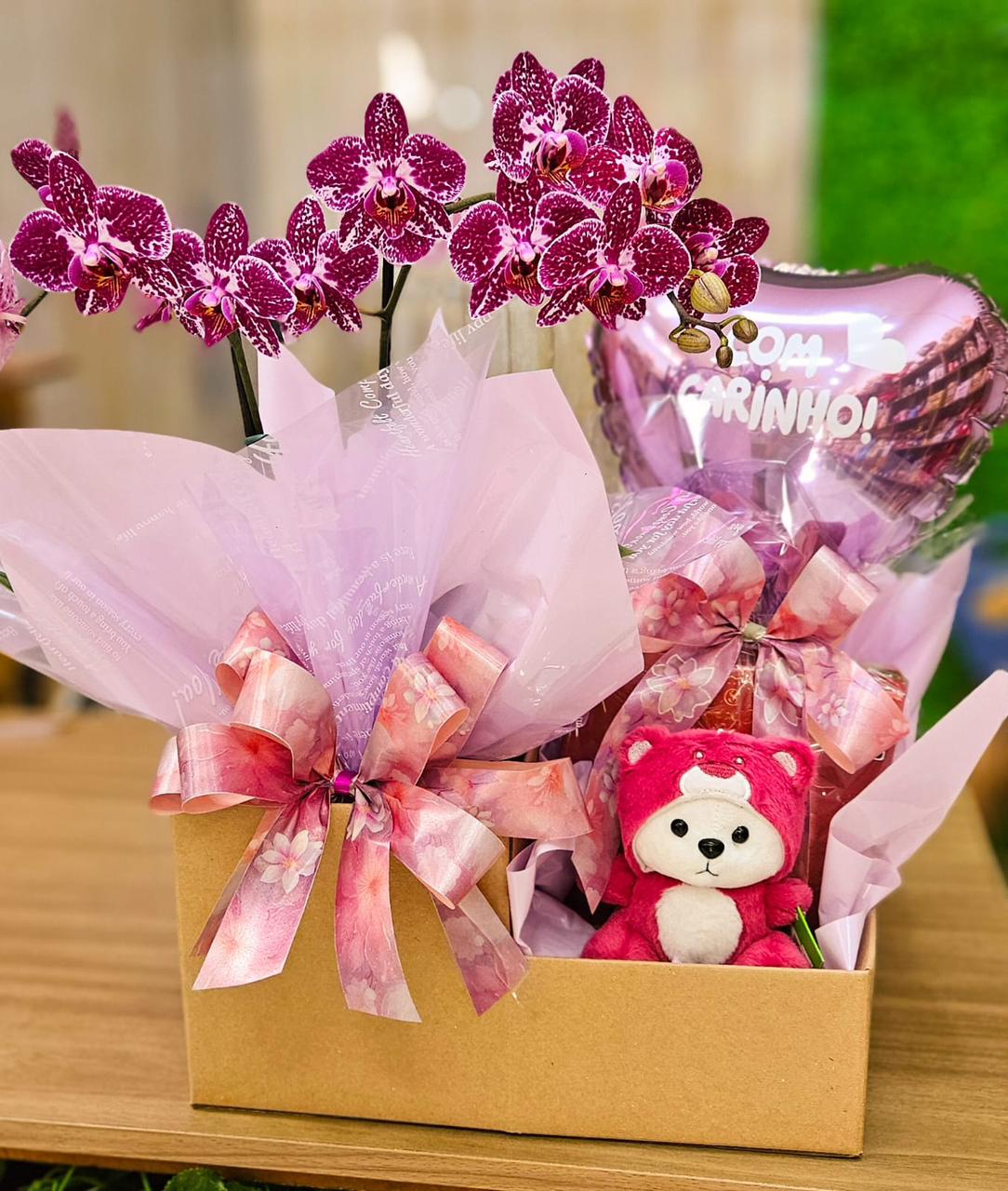 Orquídeas com pelúcia e balão - Floricultura em Jandaia do Sul