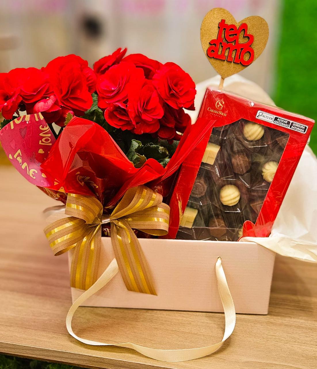 Flores vermelhas com bombons - Floricultura em Jandaia do Sul